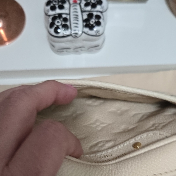 Louis Vuitton Beige Crossbody Bag - Picture 5 of 11